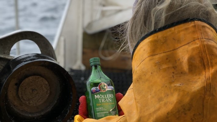 Aceite de hígado de bacalao en barco pesquero